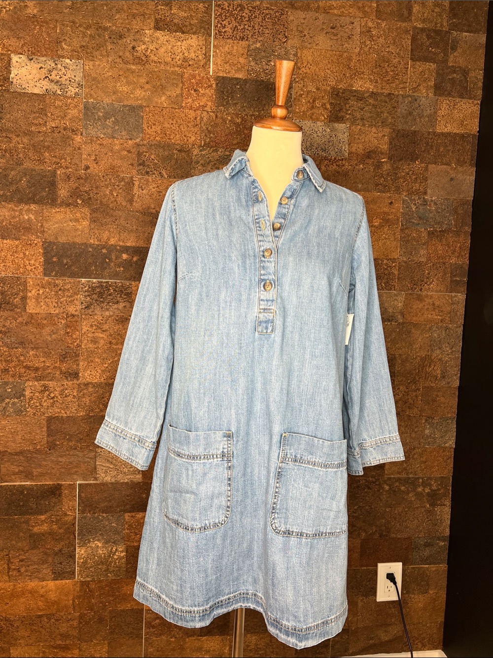 Old Navy Light/Medium Wash Denim Shirt Shift Dress with Patch Pockets. NWT